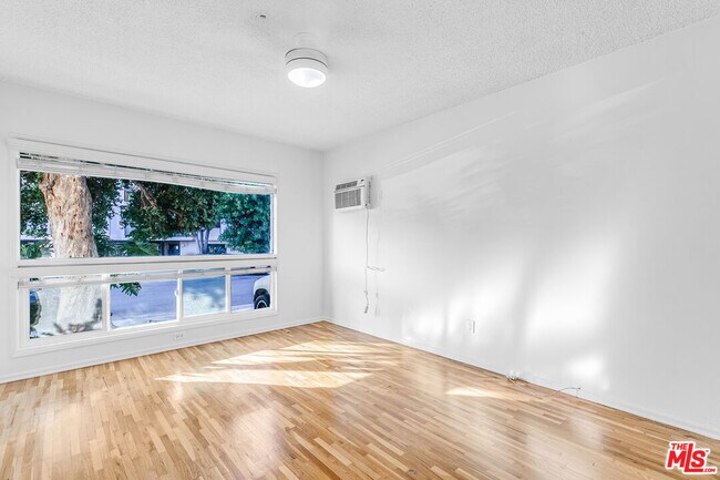 Building Photo - 122 Croft Ave