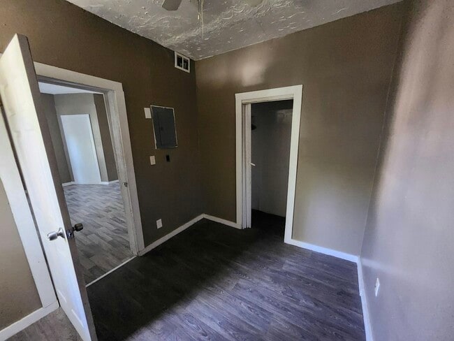 Building Photo - 2033 W 98th St