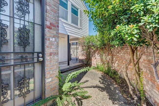 Building Photo - 5816 Lynbrook Dr