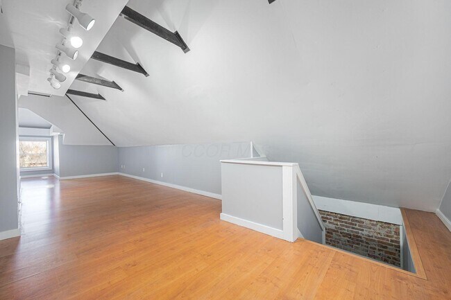 Building Photo - 341 E Sycamore St