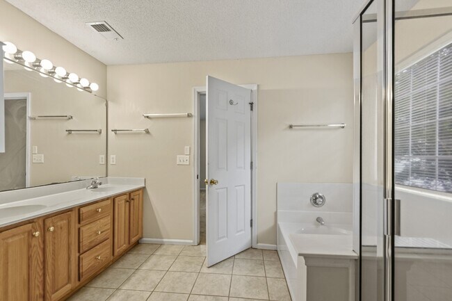 Building Photo - 115 Revolution Dr