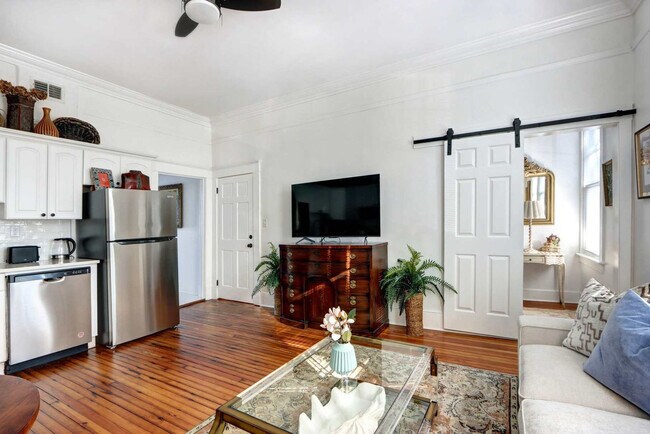 Building Photo - 306 E Victory Dr