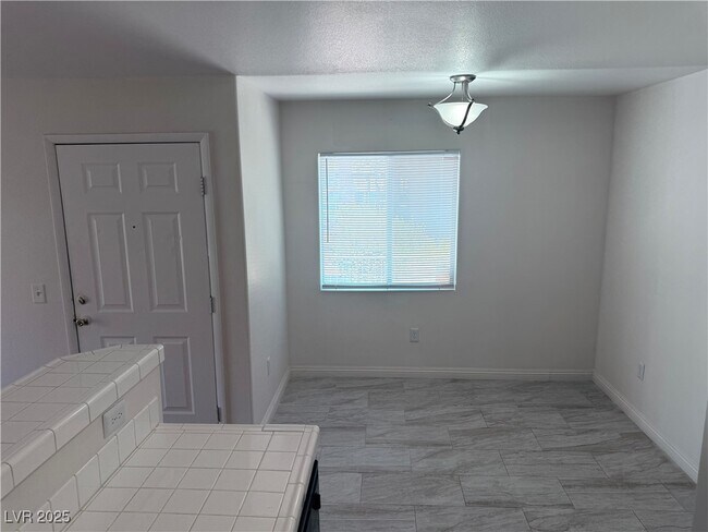 Building Photo - 2110 Los Feliz St