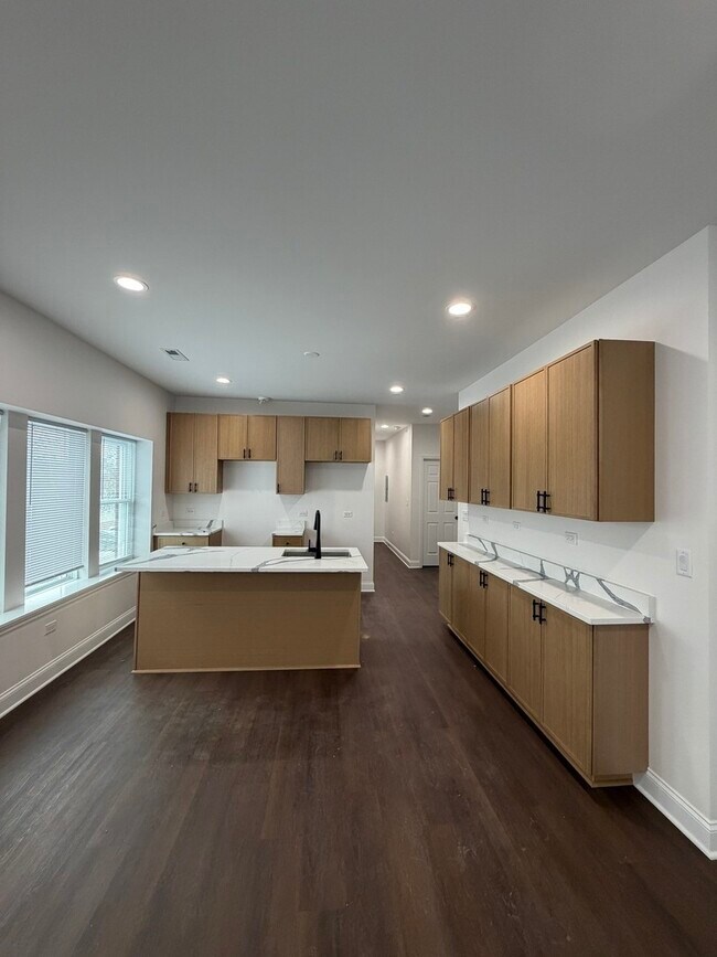 Building Photo - 1942 Elmwood Ave