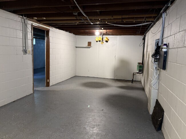 Building Photo - 1524 Waldman Ave