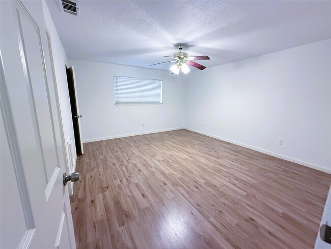 Building Photo - 6902 Sandy Knolls Dr