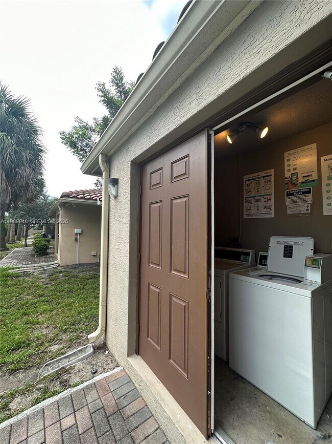 Building Photo - 1027 NE 10th Ave