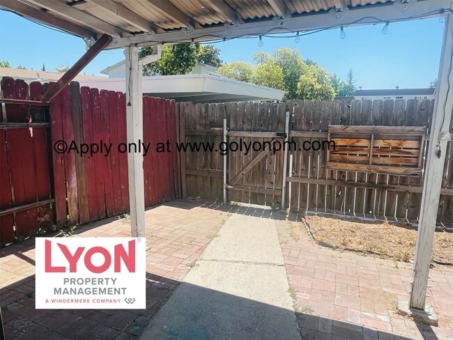 Building Photo - Darling, Spacious 3 bedroom Condo in beaut...