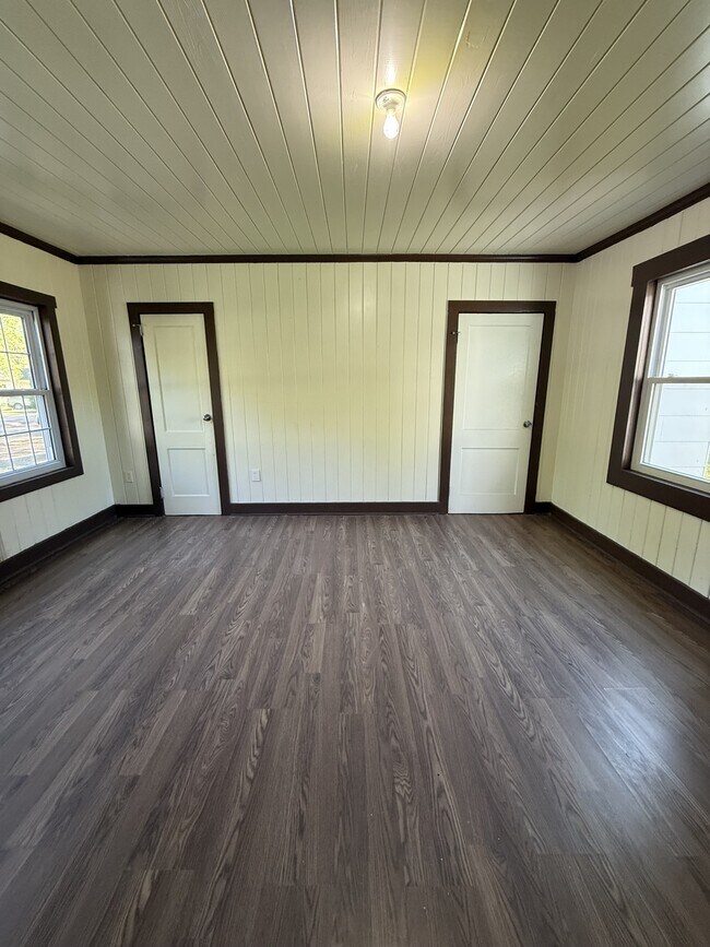 Building Photo - 617 8th Ave