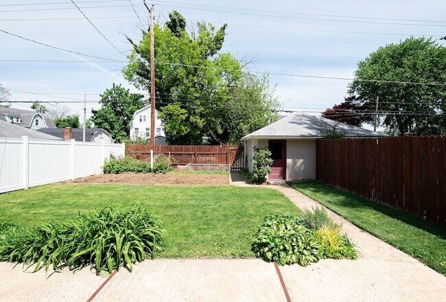 Building Photo - Spacious 3 Bedroom Duplex