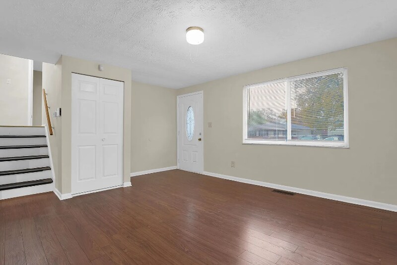 Building Photo - 2464 Queenswood Dr