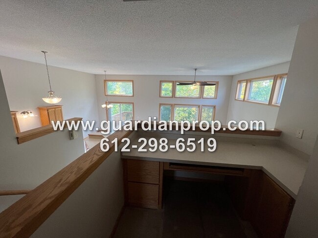 Building Photo - Large End Unit Townhome Available Late April, 2BR + Office, Vaulted Ceilings, 3 Bath, Family Room