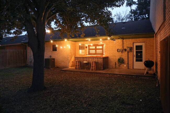 Building Photo - 1431 Evergreen Ave