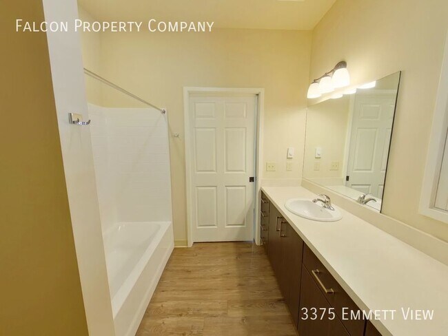 Building Photo - Fabulous Townhome in Stetson Hills! - Leas...