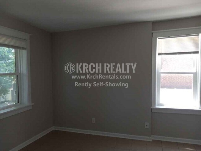 Building Photo - Large, Open House with 3 Bedrooms and 2 Ba...