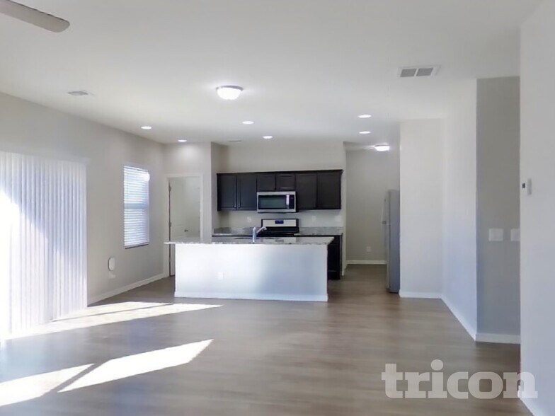 Building Photo - 4521 W Saddlebush Way