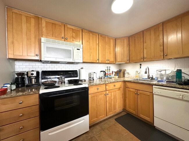 Building Photo - 3930 N Pine Grove Ave
