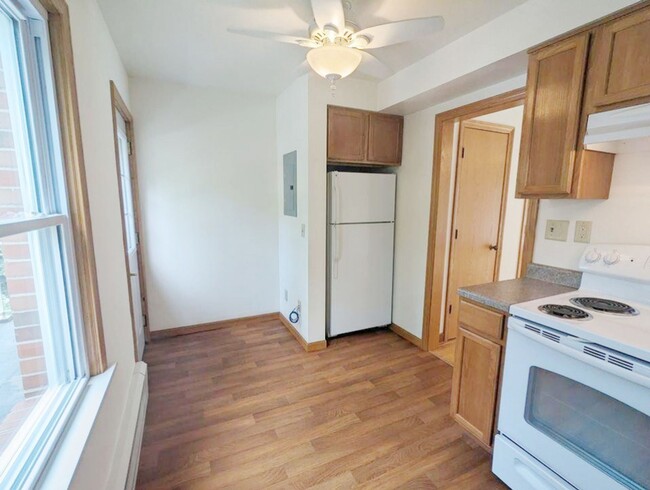 Building Photo - 2-bed 1-bath Apartment