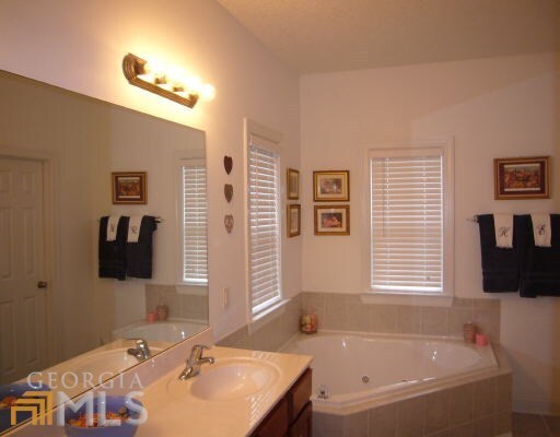 Building Photo - Great location, HOA community, swim/tennis...
