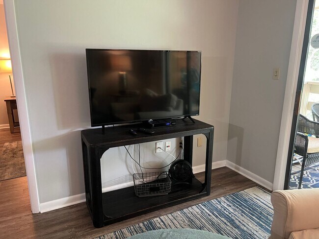 Building Photo - Walk to the Beach! Beautifully Remodeled/Furnished Fiddler's Cove
