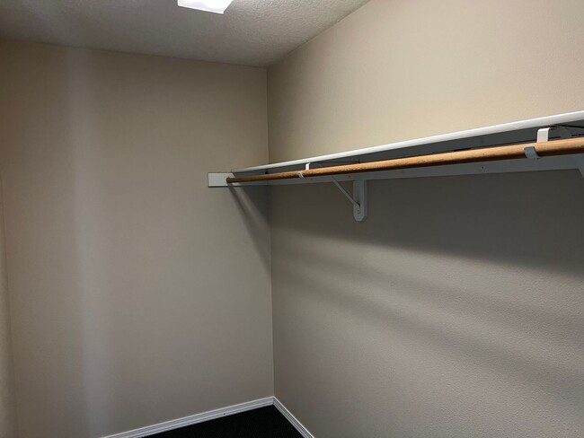 Building Photo - 2 Bed, 2 1/2 Bath townhome close to the Ri...