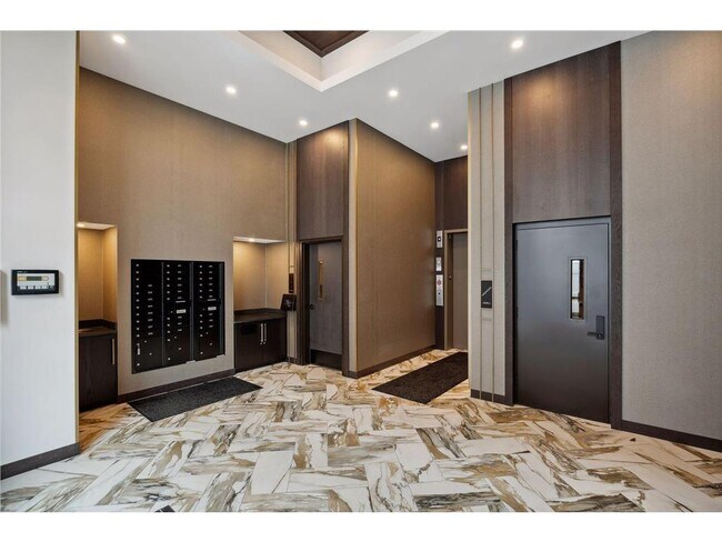 Building Photo - 253 Lake St E