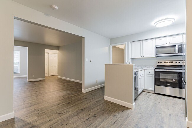 Building Photo - Completely renvovated 2 bedroom/2 bathroom...