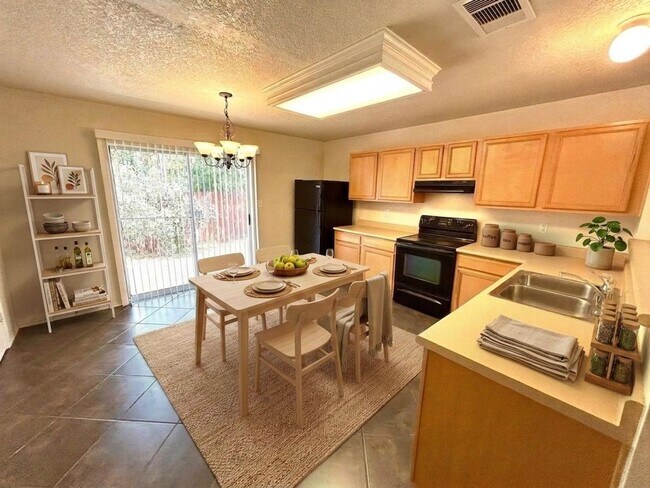 Building Photo - *MOVE IN SPECIAL* Move-In Ready | Washer & Dryer Included + Google Fiber Located Near UTSA!