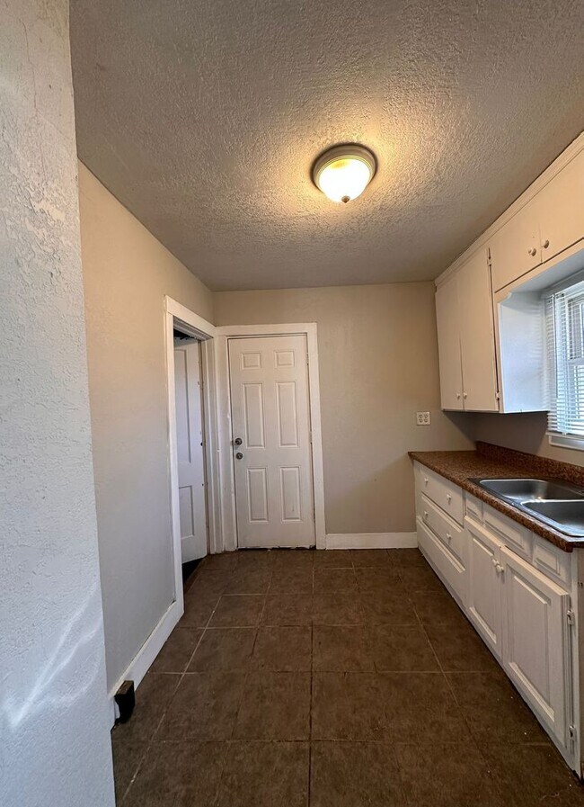 Building Photo - 2 Bedroom 1 Bath