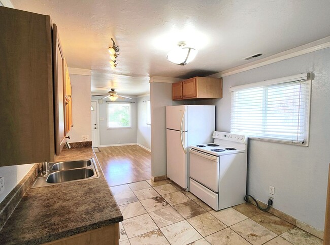 Building Photo - 3 Bd  1 Bath Home in Salt Lake City