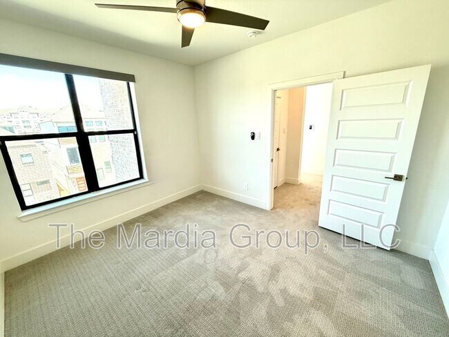 Building Photo - 4916 Broadway Dr.