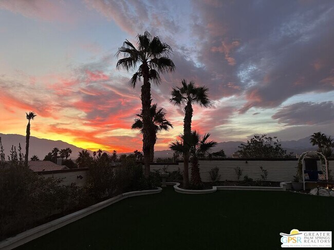 Building Photo - 9939 Vía Real