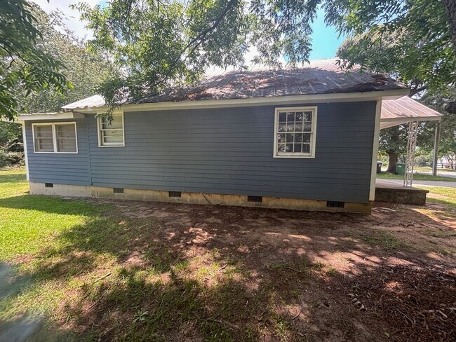 Building Photo - 402 E Branch St