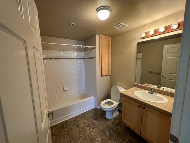 Building Photo - 2 bed 2 bath condo with laundry, A/C and fireplace! Heart of Banker's Hill!