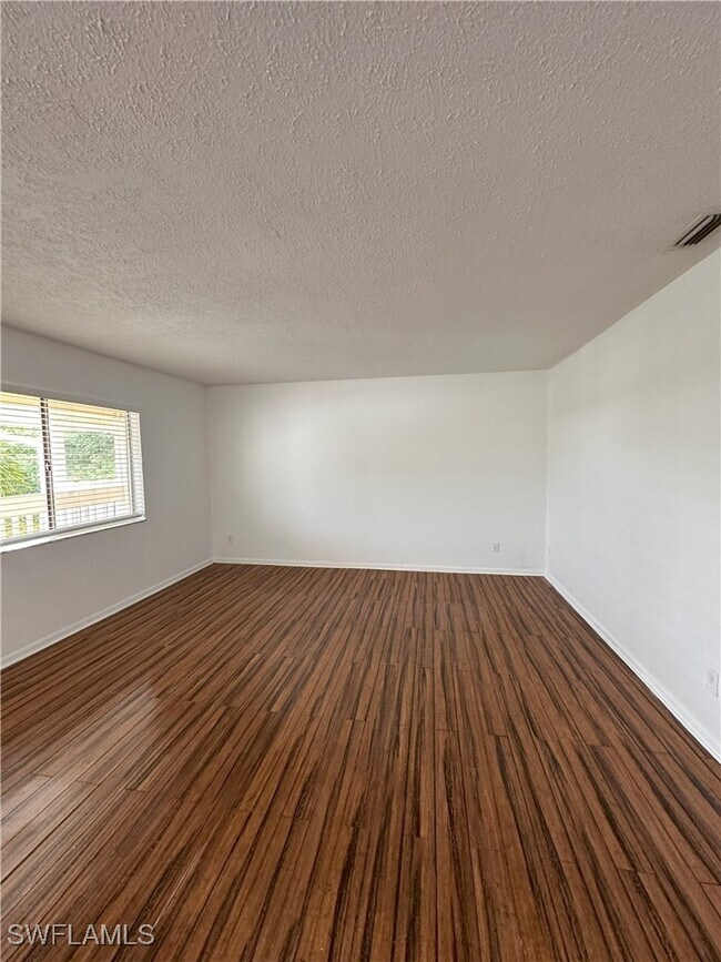 Building Photo - 4629 Bayshore Dr