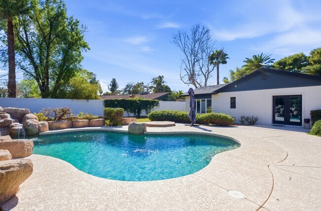 Building Photo - FULLY FURNISHED EXECUTIVE PHOENIX COUNTRY CLUB HOME IN GATED COMMUNITY