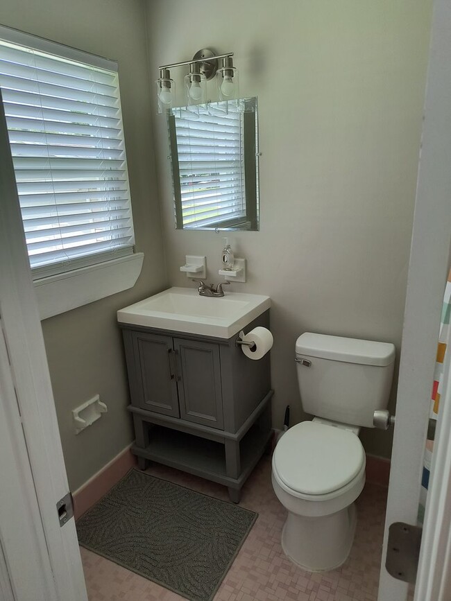 Building Photo - GORGEOUS REMODELED 3 BEDROOM 2 BATH