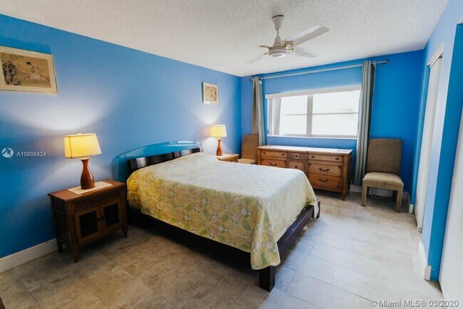 Building Photo - 300 NE 26th Ave