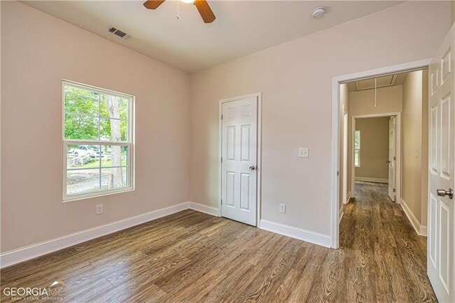 Building Photo - 106 Maple St