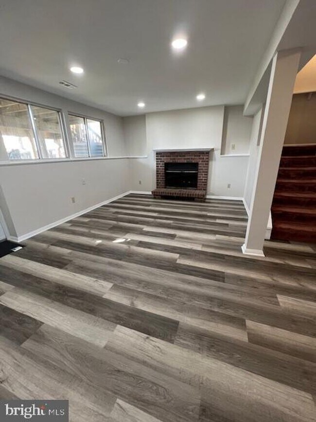 Building Photo - WELL MAINTAINED END UNIT TOWNHOUSE IN FARMBROOK