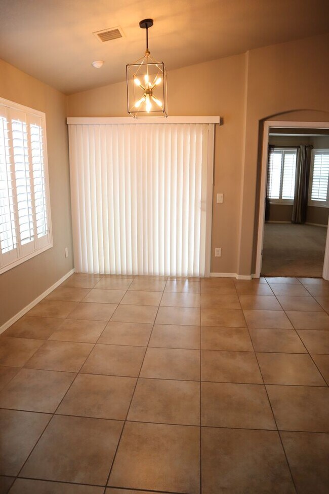Building Photo - Livable, Lovable, & Avaiable!