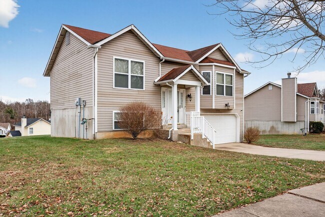 Building Photo - Charming 3 Bedroom with Garage!