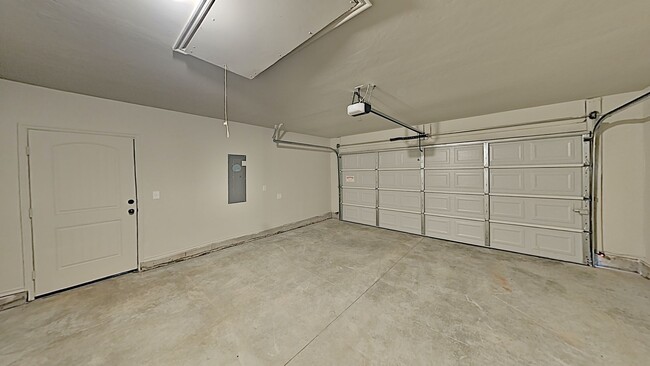 Building Photo - Very Nice 4 Bedroom 2 Bath Home in Mustang...
