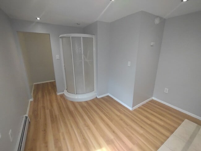 Building Photo - Spacious 4 Bedroom Single Family Home - No...