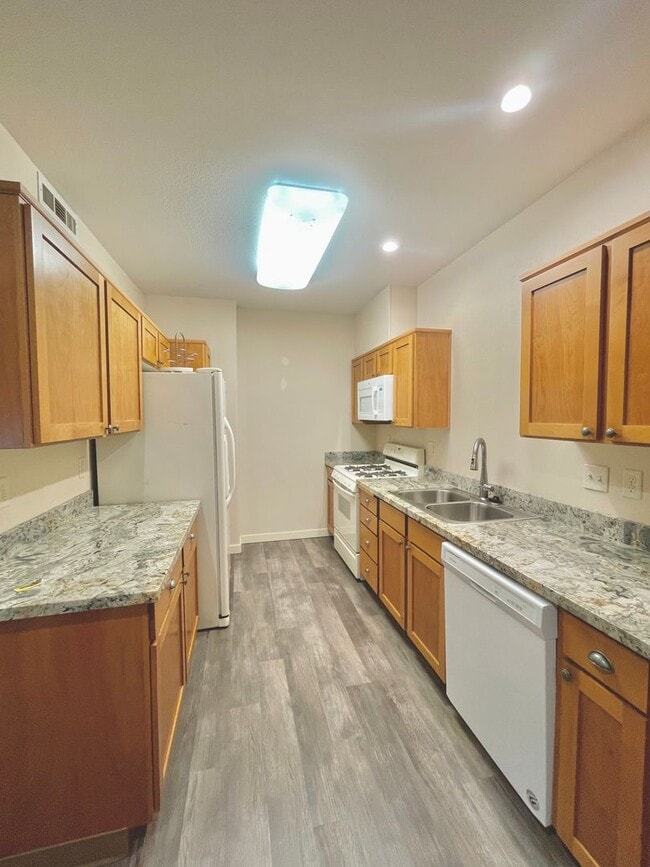 Building Photo - Two Bedroom/Two Bath in the Hillview Condo...
