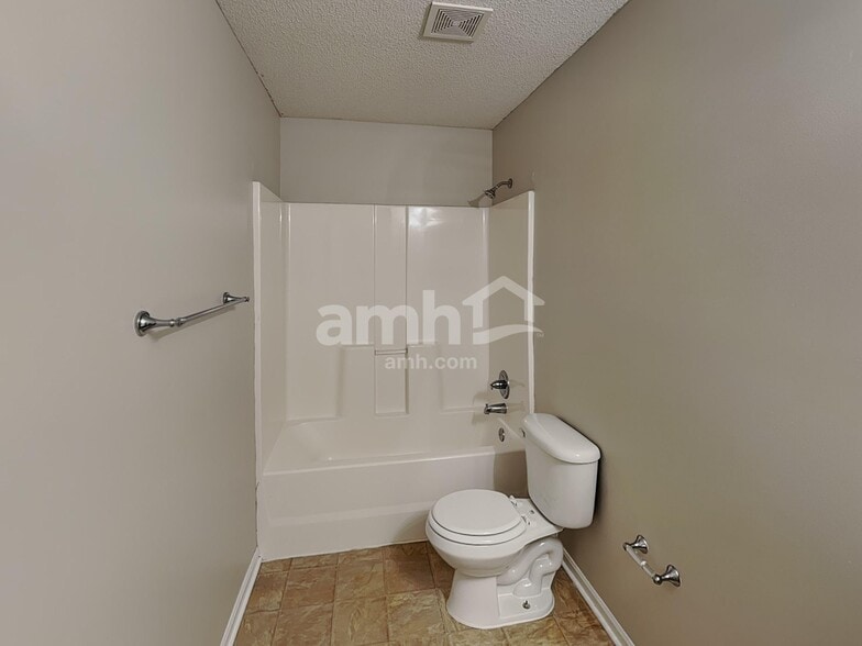 Building Photo - 643 E Apache St