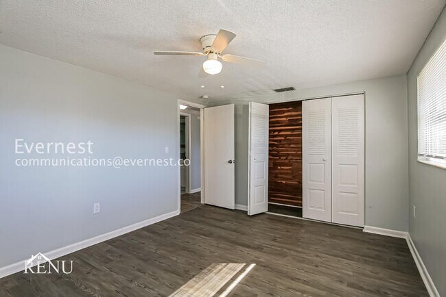 Building Photo - 3 Bed - 2 Bath Cozy Living in the Heart of...