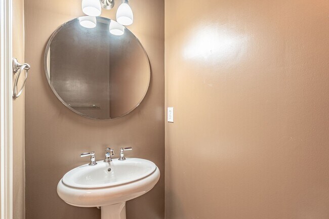 Building Photo - Excellently maintained 1 bedroom, 1.5 bath...
