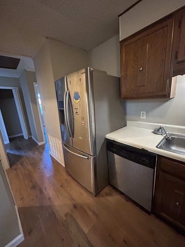 Building Photo - 303 Lake Dr