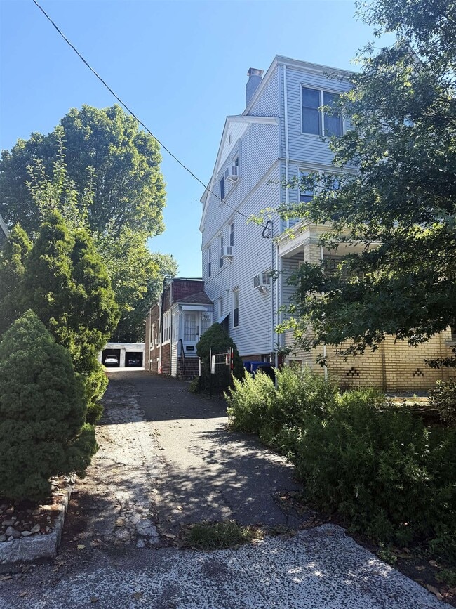 Building Photo - 88 Sherman Pl